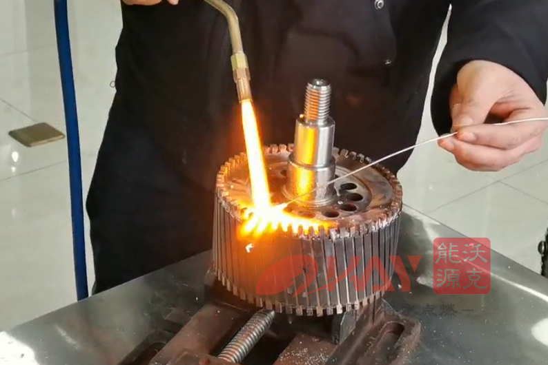 自動化設(shè)備生產(chǎn)商客戶慕名到我司參觀 試焊大型電機轉(zhuǎn)子